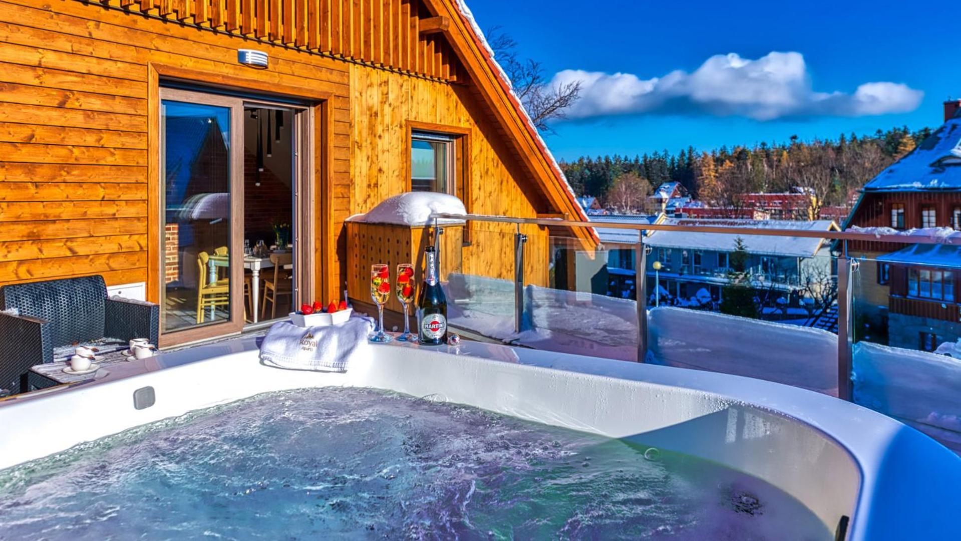 Royal Prestige Collection Z Prywatnym Jacuzzi - Stone Hill Resort Z Basenem I Saunami シクラルスカ・ポレンバ エクステリア 写真
