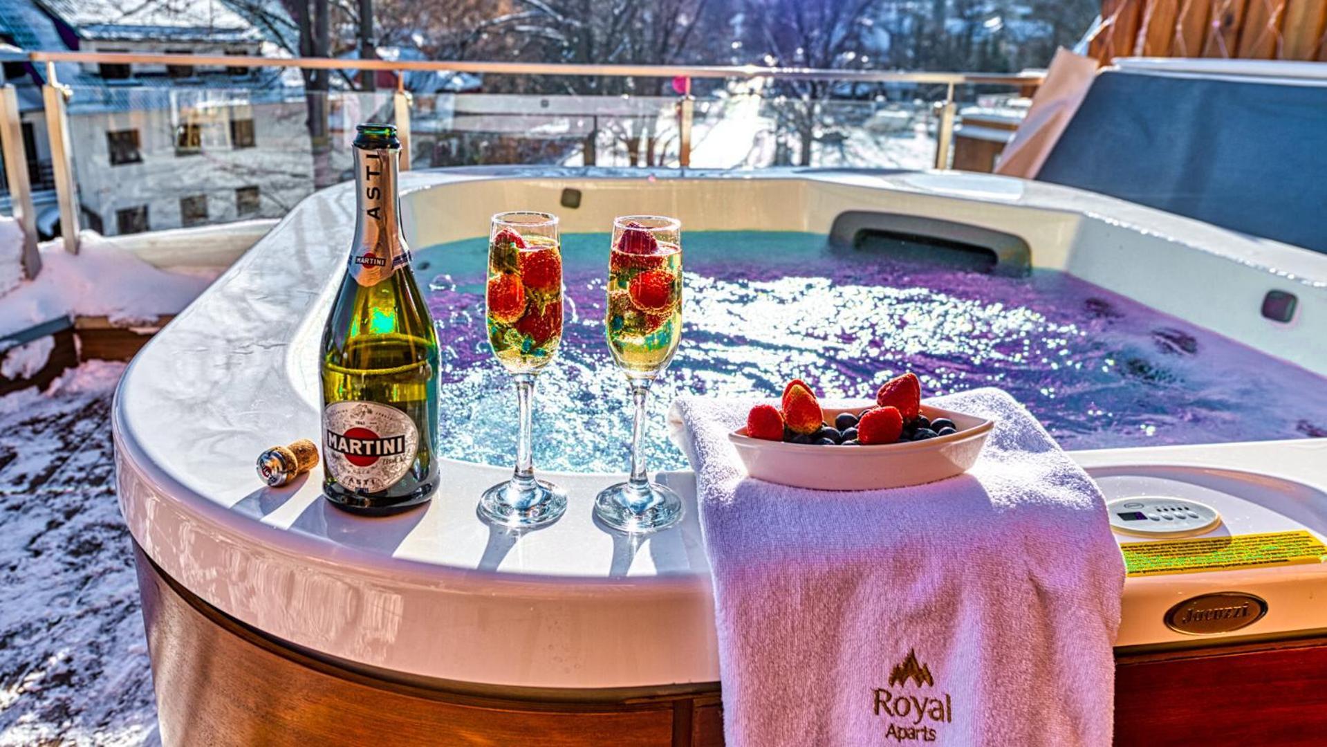 Royal Prestige Collection Z Prywatnym Jacuzzi - Stone Hill Resort Z Basenem I Saunami シクラルスカ・ポレンバ エクステリア 写真