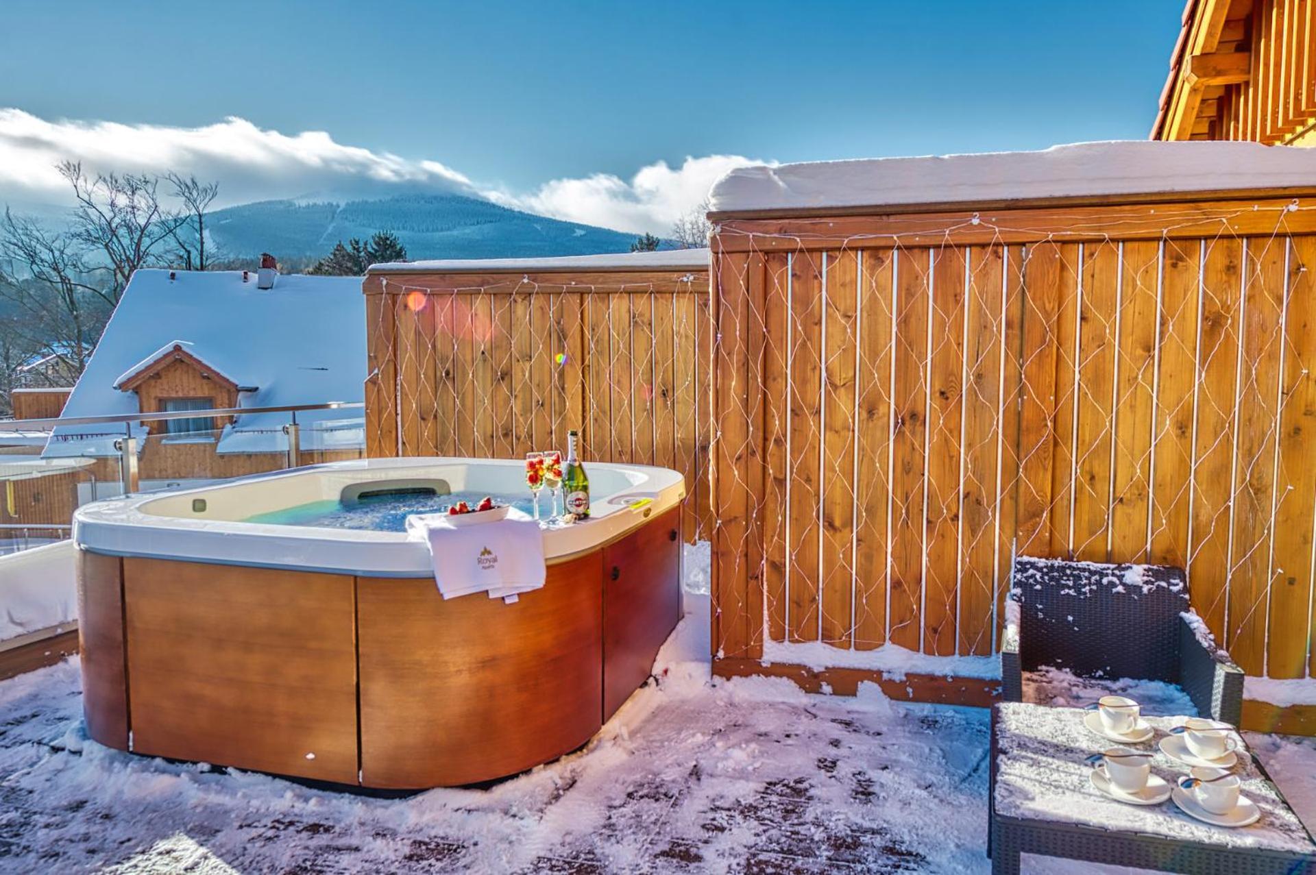 Royal Prestige Collection Z Prywatnym Jacuzzi - Stone Hill Resort Z Basenem I Saunami シクラルスカ・ポレンバ エクステリア 写真