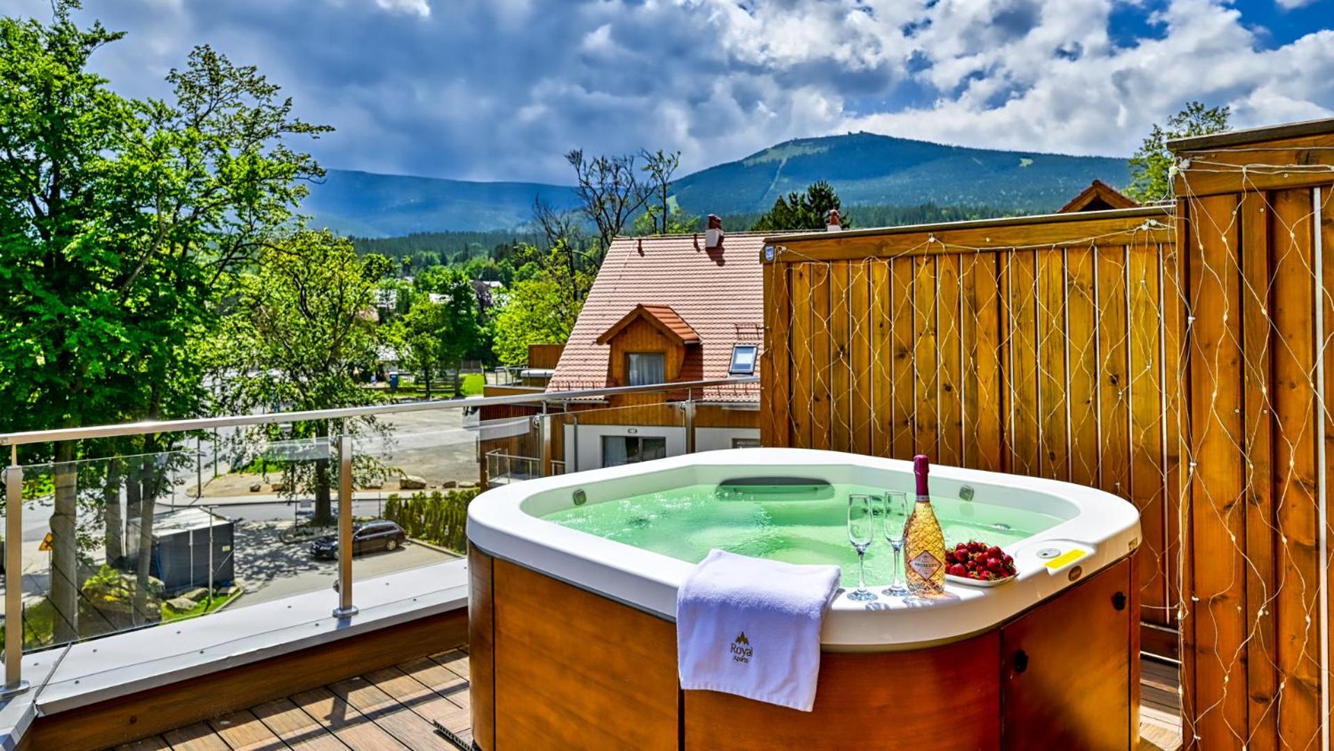 Royal Prestige Collection Z Prywatnym Jacuzzi - Stone Hill Resort Z Basenem I Saunami シクラルスカ・ポレンバ エクステリア 写真